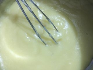 5、日式豆乳盒子,锅里做开水，隔水不断搅拌豆浆液，变成糊状即可，然后放凉备用