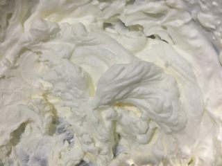 7、日式豆乳盒子,淡奶油加10g糖粉打发到可以裱花的状态