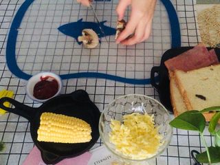 2、培根吐司比萨,口菇切片，可根据自己喜好切。