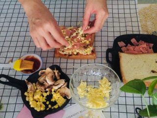 8、培根吐司比萨,均匀的把培根摆上面。