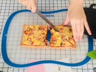 11、培根吐司比萨,烤好的吐司披萨斜切成三角形，也可以横着切。