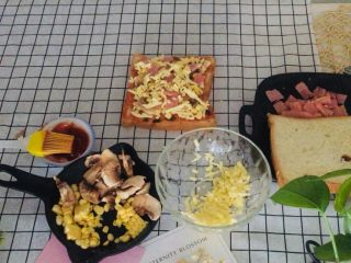 10、培根吐司比萨,将做好的吐司比萨放烤盘上，放入预热好的烤箱中，烘烤约15分钟，直到表面的奶酪略微变焦即可。