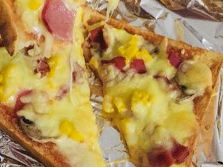 12、培根吐司比萨,香喷喷外脆内软的美味培根吐司披萨出炉了。