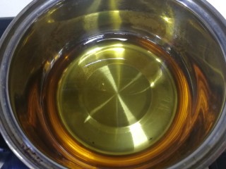 11、炸胡萝卜丸子,小锅里倒入适量油。