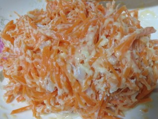 10、炸胡萝卜丸子,搅拌均匀，成黏糊状。