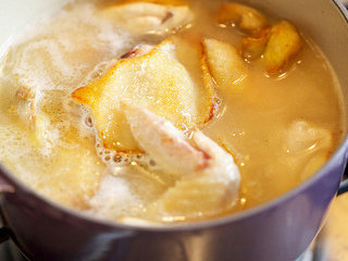 11、蔬菜鸡汤,并将煎好的鸡肉放入炖锅内