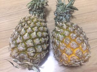 1、凤梨馅（菠萝馅）,菠萝两个，（台湾和福建地区称之为凤梨，大陆和香港地区一般称之为菠萝），我买的成熟度高的