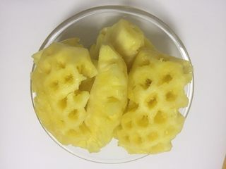 2、凤梨馅（菠萝馅）,去皮去籽，可以直接让商家给你削好，中间的硬芯去掉