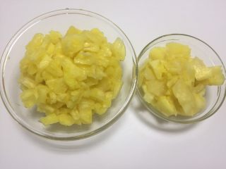 3、凤梨馅（菠萝馅）,把菠萝芯和肉分离，分别切成小块