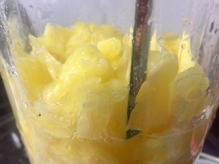 4、凤梨馅（菠萝馅）,用料理机先将菠萝芯打碎，再加入菠萝肉搅打几下，没有大块的菠萝肉就可以了，千万不要打太碎了，这样吃起来有很好的纤维感，你也可以自己切细