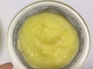 6、凤梨馅（菠萝馅）,用筛网过滤出菠萝汁，也可以用纱布过滤会快一些