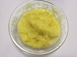 7、凤梨馅（菠萝馅）,过滤好的菠萝蓉就这样，不用过滤的太干，可以保留一些菠萝汁的糖分和香气