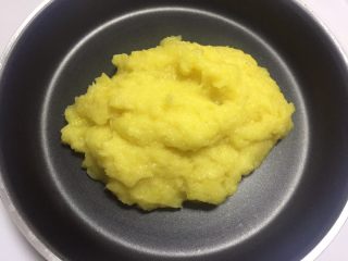 11、凤梨馅（菠萝馅）,把菠萝蓉倒入不粘锅中