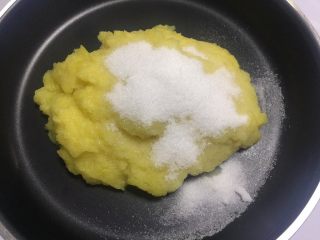 12、凤梨馅（菠萝馅）,放入白砂糖和黄油