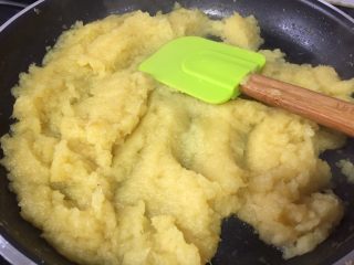 13、凤梨馅（菠萝馅）, 中 大火翻炒，让水分挥发一些，用刮刀不停搅拌，以免糊底