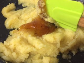 14、凤梨馅（菠萝馅）,炒到快干的时候，转中小火，加入麦芽糖，继续翻炒成团，这个时候尝一下酸甜度，酸的话就加一些糖，反正您满意就好