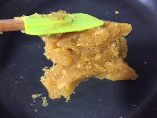 15、凤梨馅（菠萝馅）,继续翻炒成团，铲子折叠感觉有明显的阻力和韧性就可以了