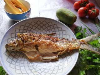 9、粉葛鲮鱼汤,煎到两面金黄盛出放入汤锅。