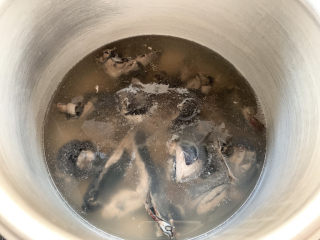 7、当归乌鸡汤,高压锅中入清水，放入鸡肉。水加到食材2/3鸡汤味浓一些，多一些属于汤清爽～