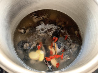 9、当归乌鸡汤,盖上高压锅盖，大火至上汽发出“汽哩”的声音后转小火，全程大约10～15分钟。