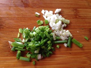 1、四色木瓜虾仁,香葱切粒