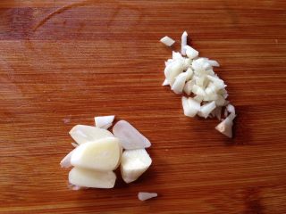 2、四色木瓜虾仁,大蒜一瓣切粒，一瓣切片