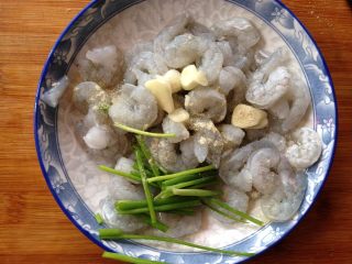 3、四色木瓜虾仁,加入蒜片、葱段、盐、白胡椒粉抓匀腌制10分钟