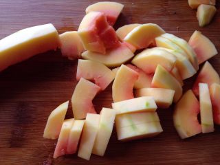 4、四色木瓜虾仁,再切成厚片