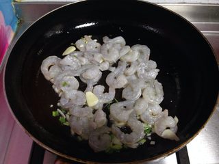 6、四色木瓜虾仁,倒入虾仁