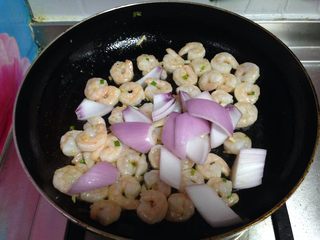 7、四色木瓜虾仁,倒入洋葱块炒匀