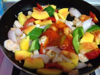 8、四色木瓜虾仁,最后加入泰式甜辣酱炒匀即可出锅