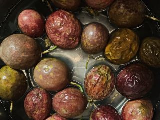 1、雪梨百香果水果茶,百香果洗净。