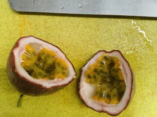 3、雪梨百香果水果茶,对半切开。