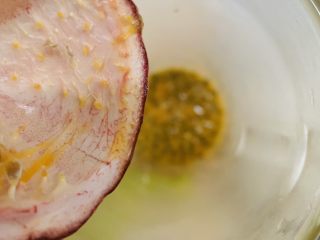 4、雪梨百香果水果茶,挖出果肉放入壶里。