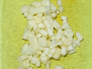 8、雪梨百香果水果茶,雪梨去皮去核切小块。