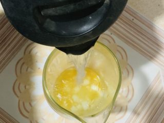 11、雪梨百香果水果茶,加入白开水。