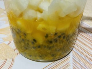 9、雪梨百香果水果茶,放入装有百香果肉的壶里。