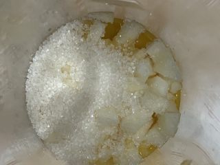 10、雪梨百香果水果茶,加入白糖。