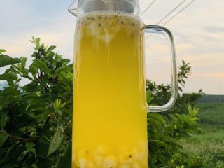 14、雪梨百香果水果茶,等自然冷却后放入冰箱冷藏。