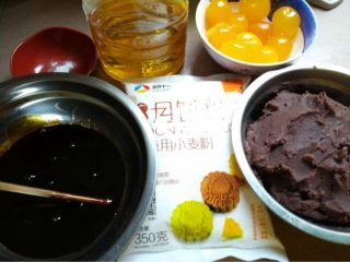 1、豆沙蛋黄月饼,如图准备食材，