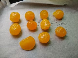5、豆沙蛋黄月饼,如图咸鸭蛋取出蛋黄用水将蛋黄上的黏液冲洗掉，放入米酒里过下拿出放烤箱180度烤5分钟拿出