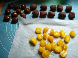 6、豆沙蛋黄月饼,如图将蛋黄一切为二大约6克一份，豆沙分成10份25克，面团取出分成10份20克。三样加起来共51克左右，50克的月饼模具刚刚好^_^