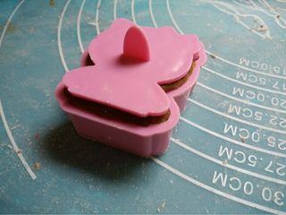 11、豆沙蛋黄月饼,如图压好将模具取出