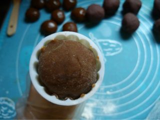 9、豆沙蛋黄月饼,如图面团沾少量月饼粉，模具也沾适量粉，将多余的粉磕几下，再将月饼生胚放入