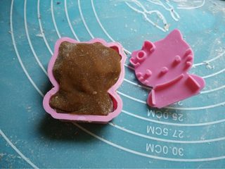 10、豆沙蛋黄月饼,如图取一KT模具，放入同样的月饼生胚