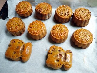 14、豆沙蛋黄月饼,如图再烤15分钟出炉