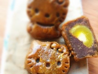 15、豆沙蛋黄月饼,如图放凉后用密封盒子保存1〜2天回油后再食用