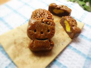 16、豆沙蛋黄月饼,如图回油后两天是不是更漂亮啦^_^