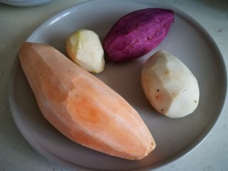 1、煮个牛奶~摩摩喳喳(牛奶版),红薯紫薯芋艿洗净去皮