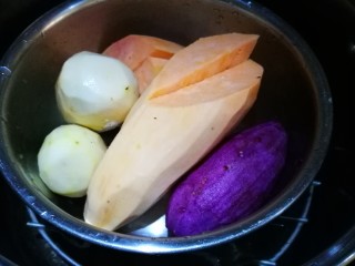 2、煮个牛奶~摩摩喳喳(牛奶版),隔水蒸熟